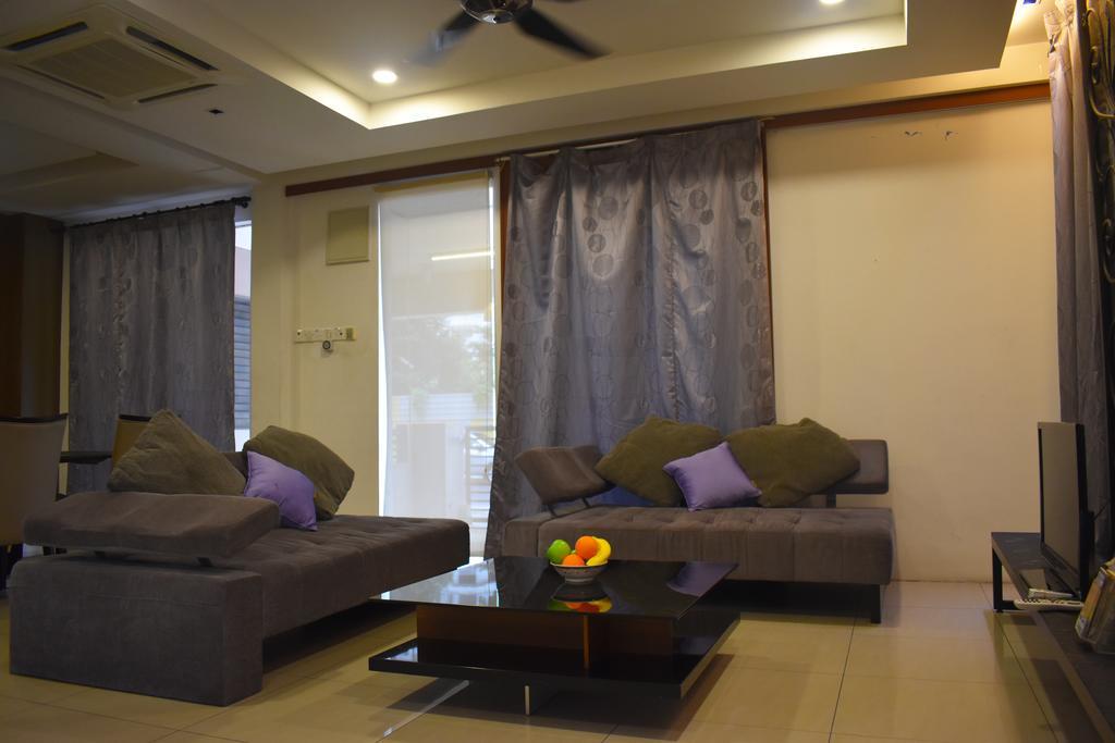 67 First Island Villa Bukit Jambul Bagian luar foto